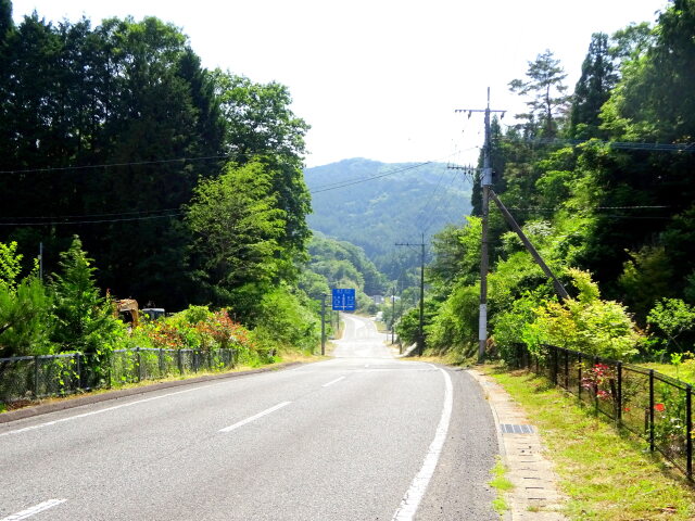 続いていく山間道路