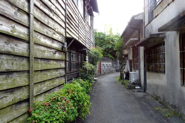 梅雨の季節路地裏通り