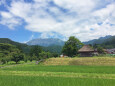 茅葺き小屋と大山 夏2