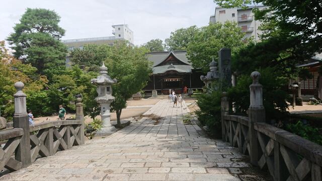 梅雨明けを待つ四柱神社