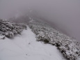 雪の下山道