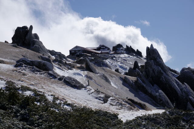 燕山荘とイルカ岩