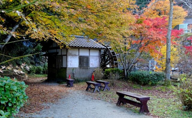 滝の入口にある水車小屋