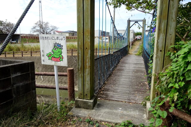 川巡り遊歩道のつり橋