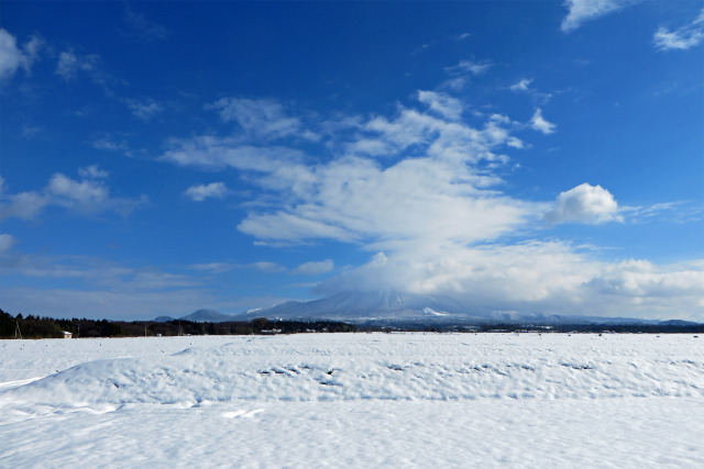 雲のかかる大山 雪景色