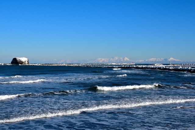 帽子岩と知床連山