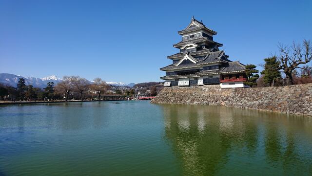 松本城から常念岳を一望