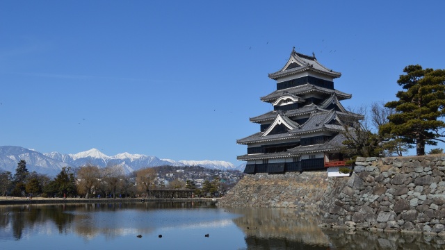 松本城と常念岳