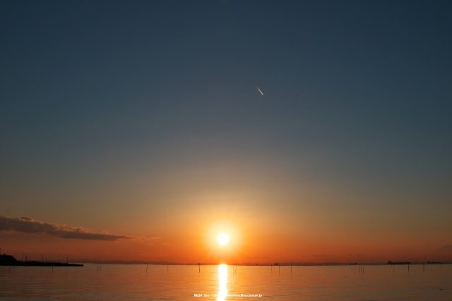 夕陽と飛行機雲