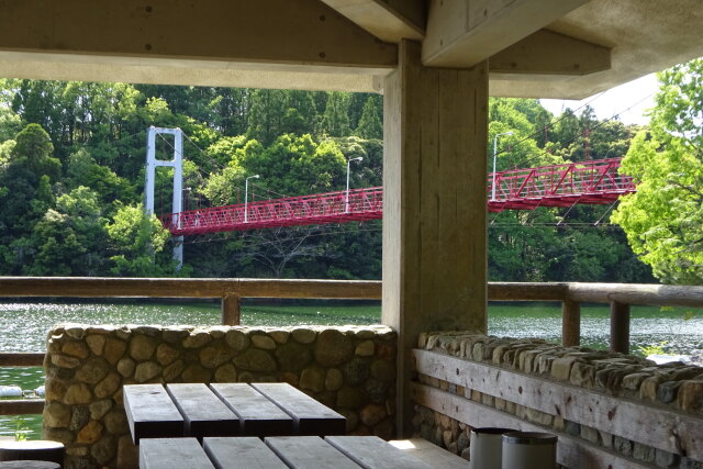 湖遊歩道のつり橋