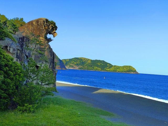 新緑の獅子岩