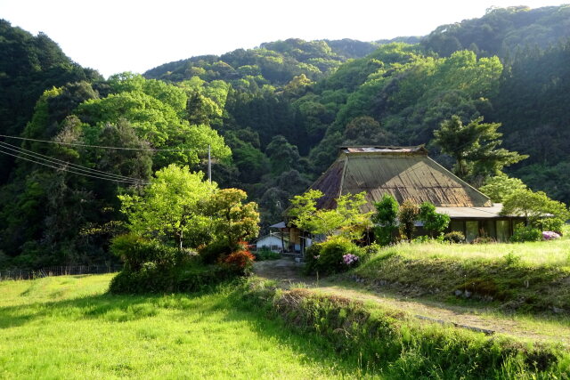 山に点在する家