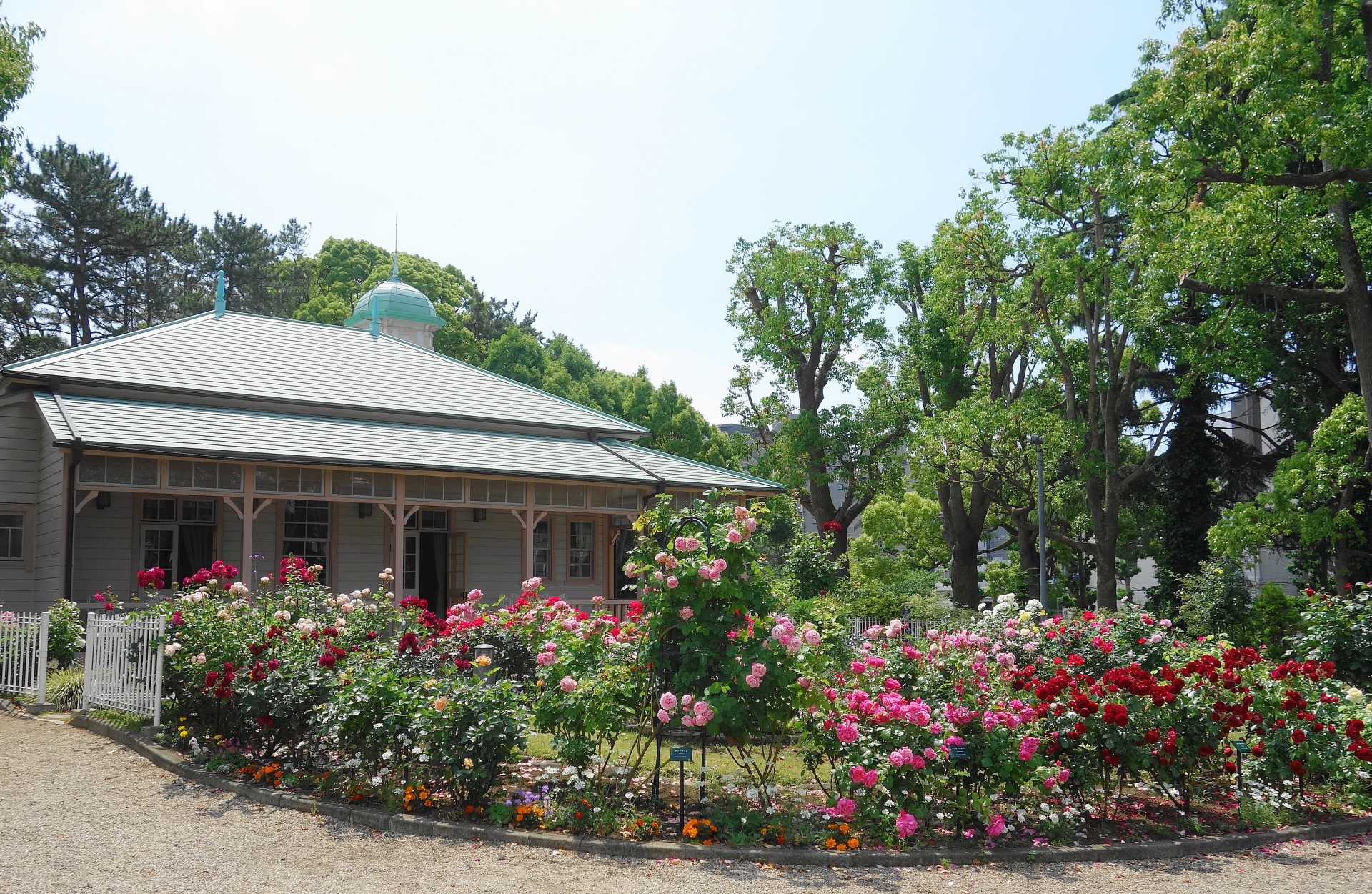 日本の風景 バラがお似合い 八幡山の洋館 壁紙19x1251 壁紙館