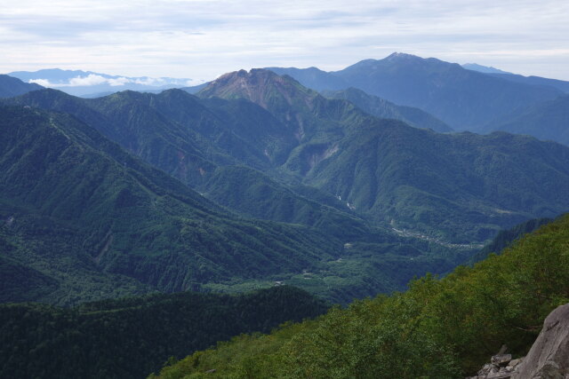 焼岳を望む