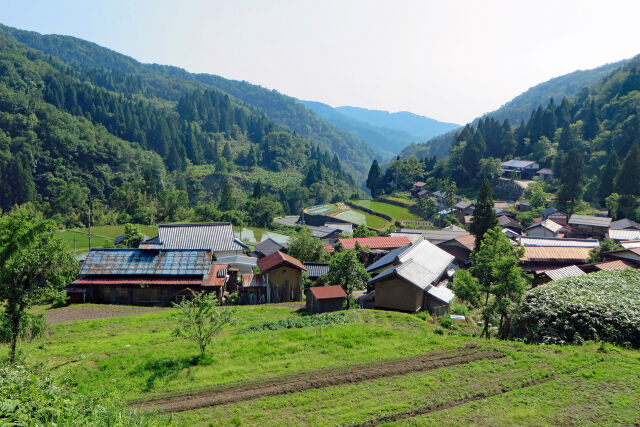 夏を迎える山里 2