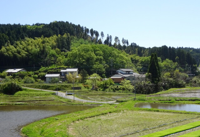 山間集落 田植えの季節