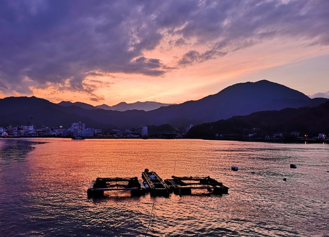 夏の海の夕暮れ