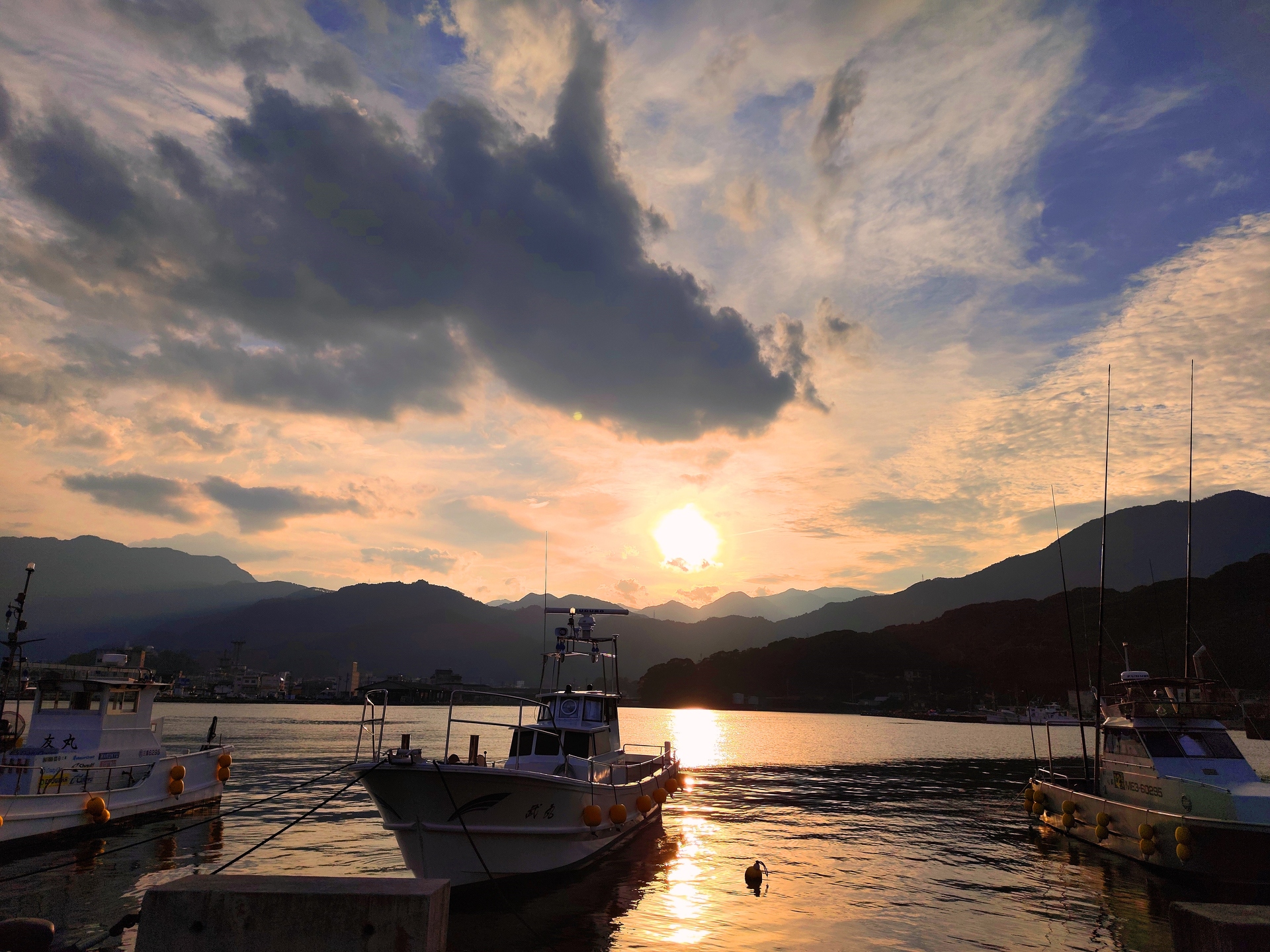 朝焼け 夕焼け 夏の海の夕暮れ 壁紙19x1440 壁紙館