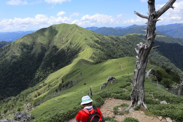 一服する登山者