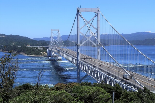 晴天の鳴門大橋