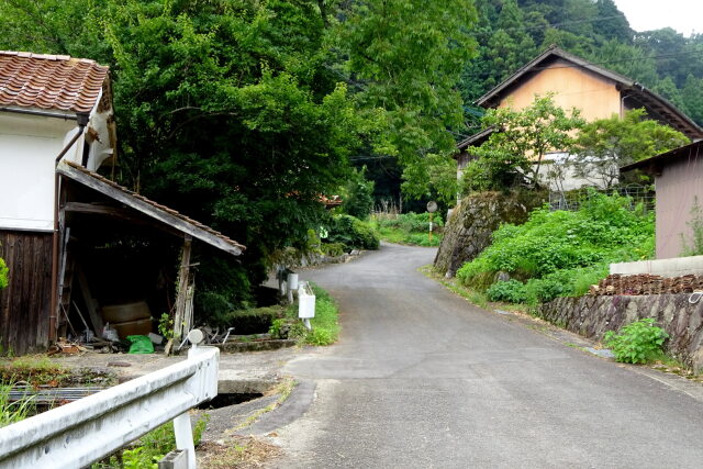 山間集落を辿る道