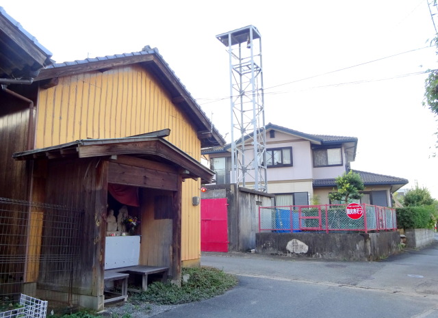 お地蔵さんのお堂と火の見櫓