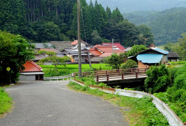 夏の静かな山間集落