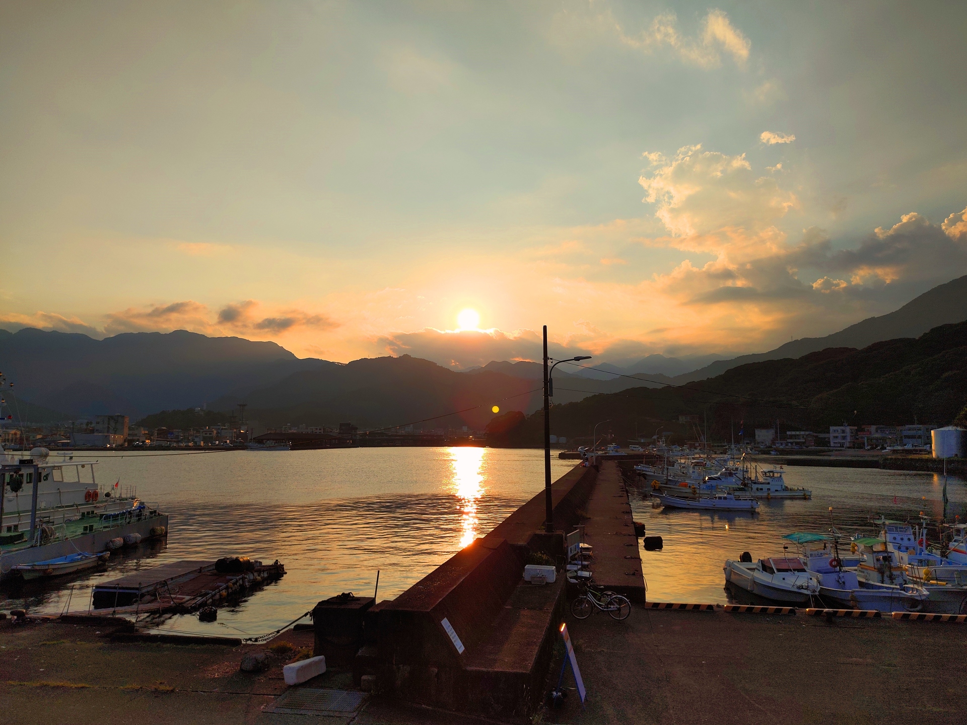 朝焼け 夕焼け 夏の海の夕暮れ 壁紙19x1440 壁紙館