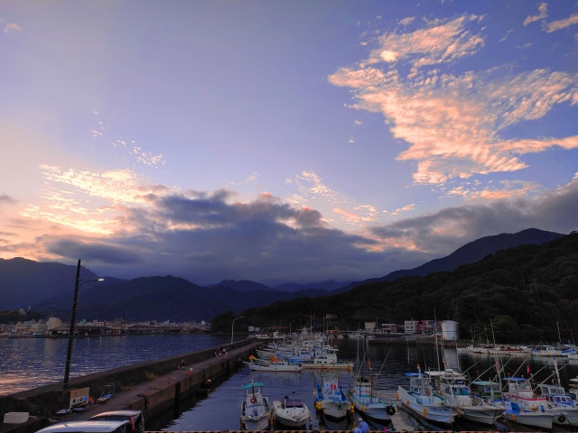 秋の漁港の夕暮れ