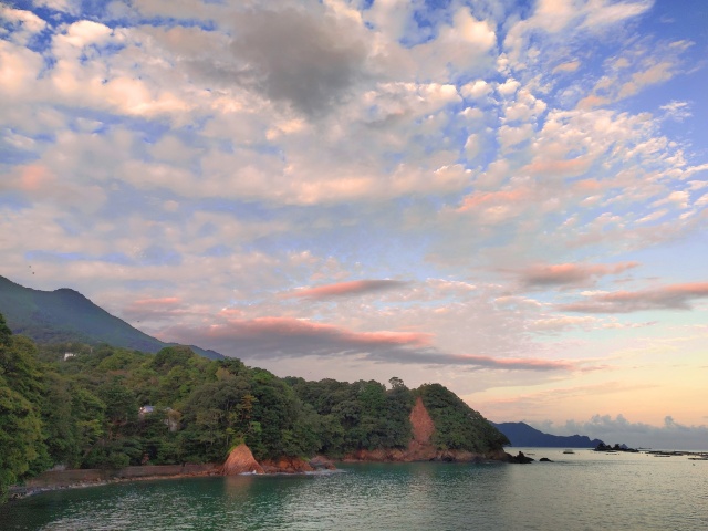 秋の海の夕暮れ