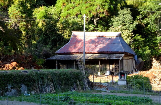 お地蔵さまが守っている山村の家