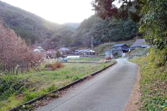 年の暮れ静かな山村集落