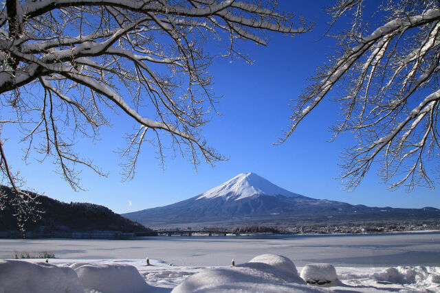 河口湖の雪景色