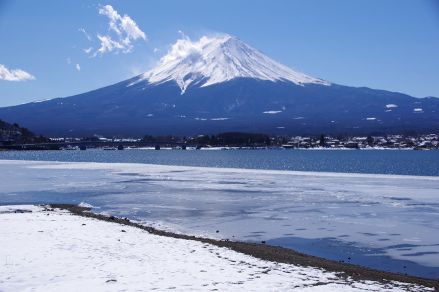 一部凍結した河口湖