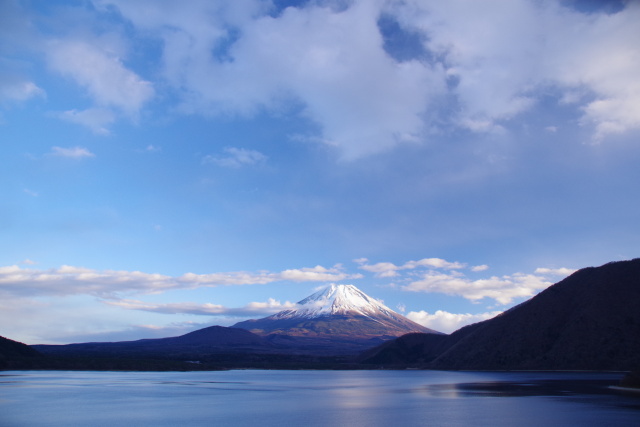 本栖湖から 夕暮れの富士山