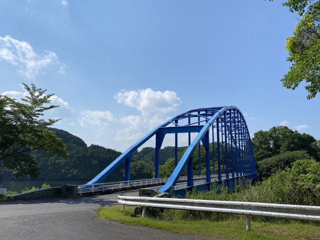 青い橋・青い空