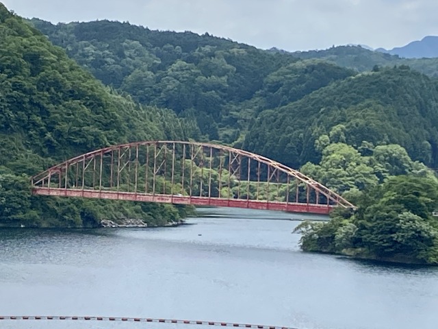 橋と山