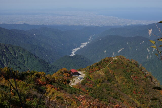 早月小屋と富山湾