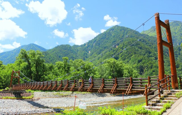 夏の上高地明神橋