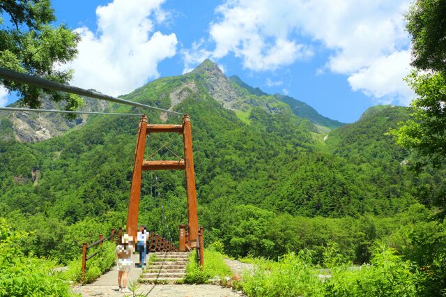 夏の上高地明神橋