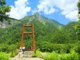 夏の上高地明神橋