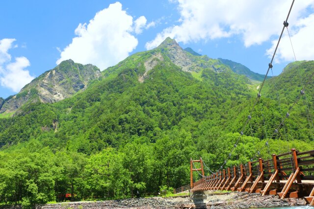 夏の上高地明神橋