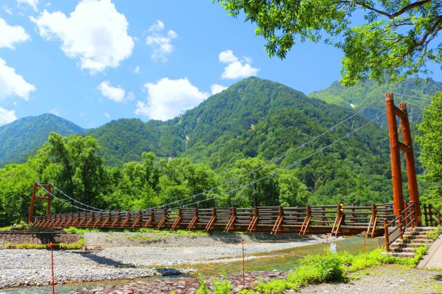 夏の上高地明神橋