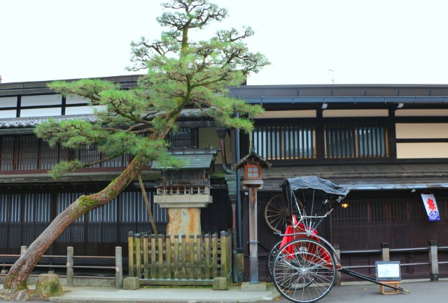 初秋の高山の古い町並み