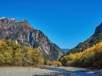 秋の上高地、明神岳