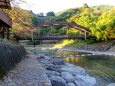 橋の下に飛び石がある西日の公園