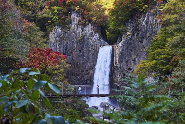 紅葉と苗名滝