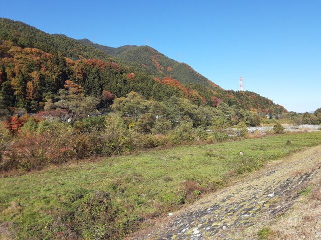 紅葉に染まる山々