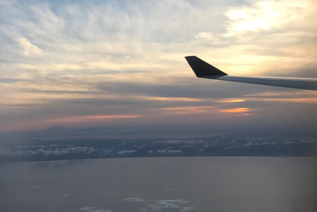 東京湾上空より富士を山を望む