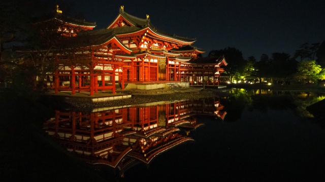 秋の夜の平等院鳳凰堂